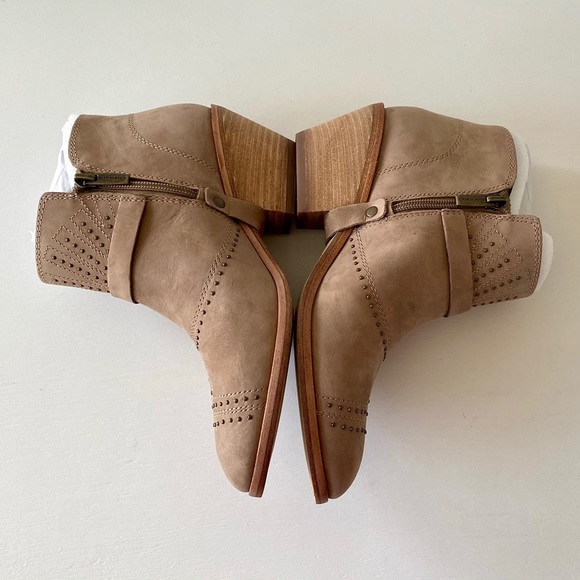 ✨New VINCE CAMUTO Dorintina Nubuck Booties Taupe - Picture 6 of 9